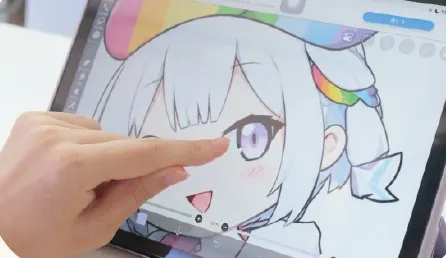 タブレットでデザインをしているようす