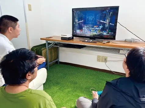 みんなでテレビゲームをしているようす